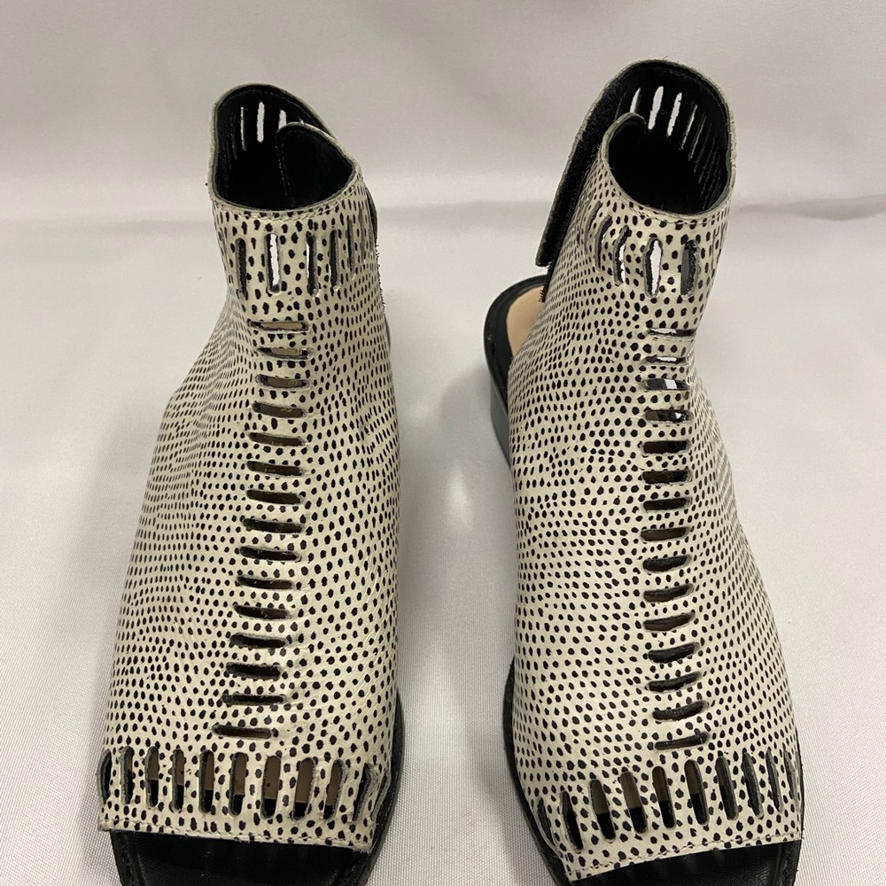 Loeffler Randall Flat peep toe Leather Sandals African design